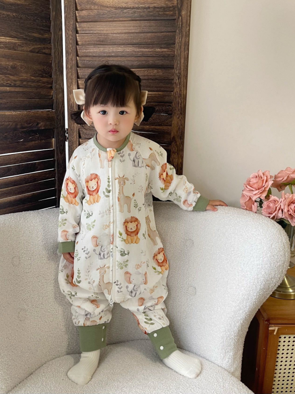 Kūdikių miegmaišis su bambuko pluošto vidumi ir užpildais, išorinis audinys – medvilnės mišinio, animacinis raštas, užtrauktukas iš dervos, tinkamas vasarai, pavasariui ir rudeniui