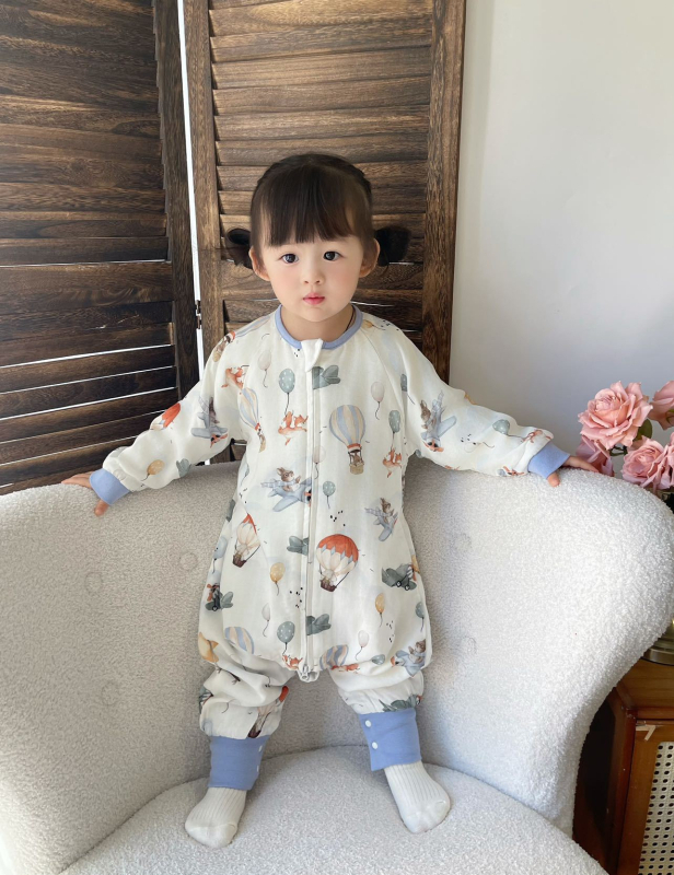 Kūdikių miegmaišis su bambuko pluošto vidumi ir užpildais, išorinis audinys – medvilnės mišinio, animacinis raštas, užtrauktukas iš dervos, tinkamas vasarai, pavasariui ir rudeniui