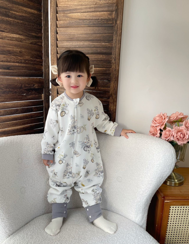 Kūdikių miegmaišis su bambuko pluošto vidumi ir užpildais, išorinis audinys – medvilnės mišinio, animacinis raštas, užtrauktukas iš dervos, tinkamas vasarai, pavasariui ir rudeniui