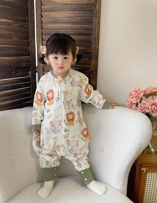 Kūdikių miegmaišis su bambuko pluošto vidumi ir užpildais, išorinis audinys – medvilnės mišinio, animacinis raštas, užtrauktukas iš dervos, tinkamas vasarai, pavasariui ir rudeniui