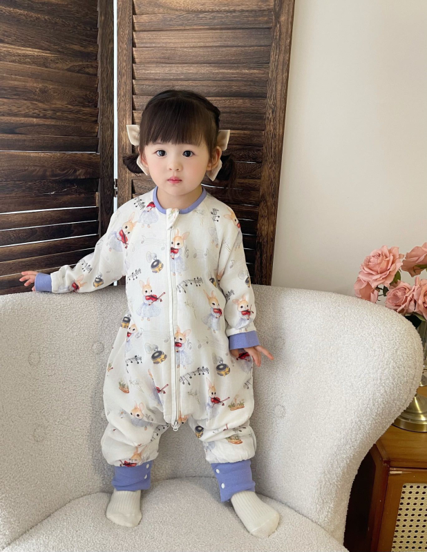 Kūdikių miegmaišis su bambuko pluošto vidumi ir užpildais, išorinis audinys – medvilnės mišinio, animacinis raštas, užtrauktukas iš dervos, tinkamas vasarai, pavasariui ir rudeniui