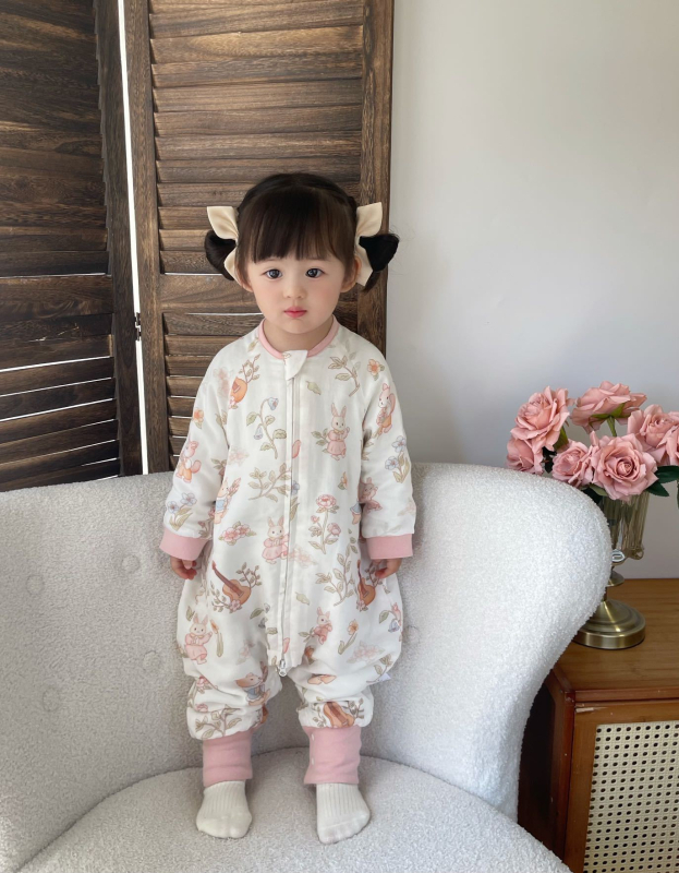 Kūdikių miegmaišis su bambuko pluošto vidumi ir užpildais, išorinis audinys – medvilnės mišinio, animacinis raštas, užtrauktukas iš dervos, tinkamas vasarai, pavasariui ir rudeniui