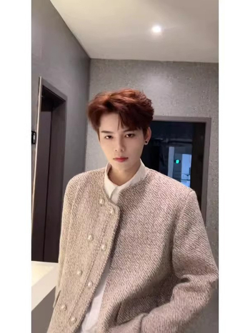 Meeste vabaajablazer, vaba lõige, ülikonnastiilis krae, ees kaks nupuvajutust, välistöö 100% polüester, vooder polüester.