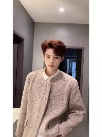 Meeste vabaajablazer, vaba lõige, ülikonnastiilis krae, ees kaks nupuvajutust, välistöö 100% polüester, vooder polüester.