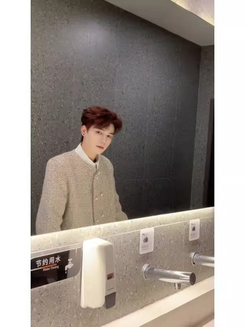 Meeste vabaajablazer, vaba lõige, ülikonnastiilis krae, ees kaks nupuvajutust, välistöö 100% polüester, vooder polüester.