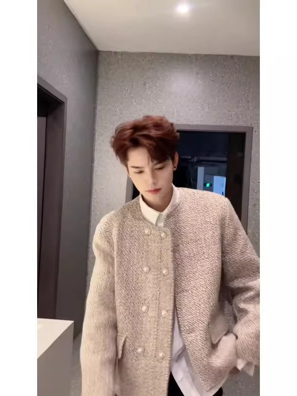 Meeste vabaajablazer, vaba lõige, ülikonnastiilis krae, ees kaks nupuvajutust, välistöö 100% polüester, vooder polüester.