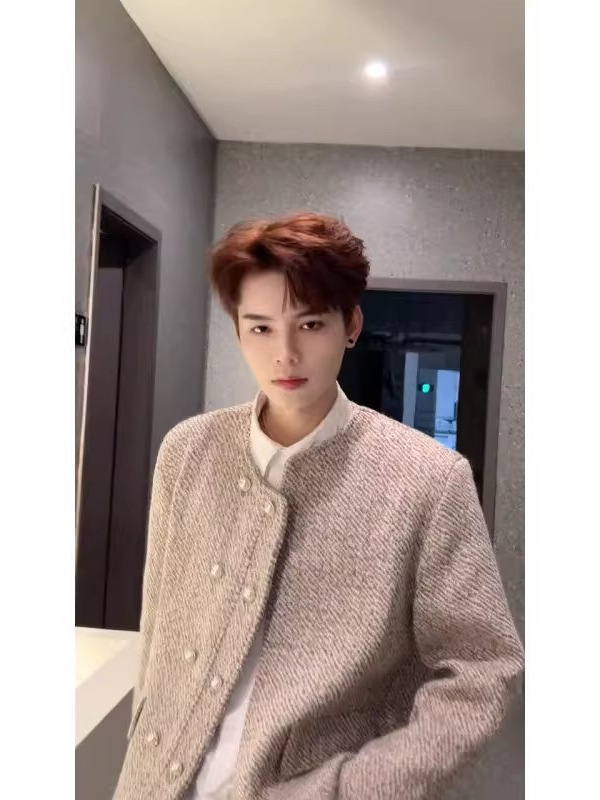 Meeste vabaajablazer, vaba lõige, ülikonnastiilis krae, ees kaks nupuvajutust, välistöö 100% polüester, vooder polüester.