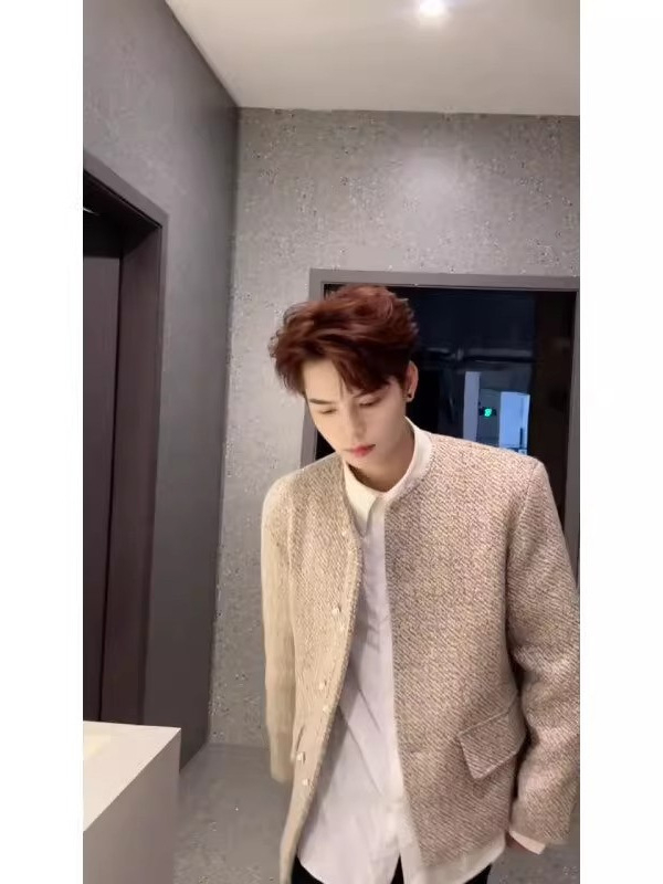 Meeste vabaajablazer, vaba lõige, ülikonnastiilis krae, ees kaks nupuvajutust, välistöö 100% polüester, vooder polüester.