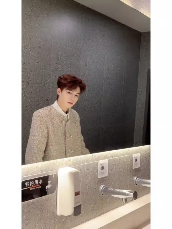 Meeste vabaajablazer, vaba lõige, ülikonnastiilis krae, ees kaks nupuvajutust, välistöö 100% polüester, vooder polüester.