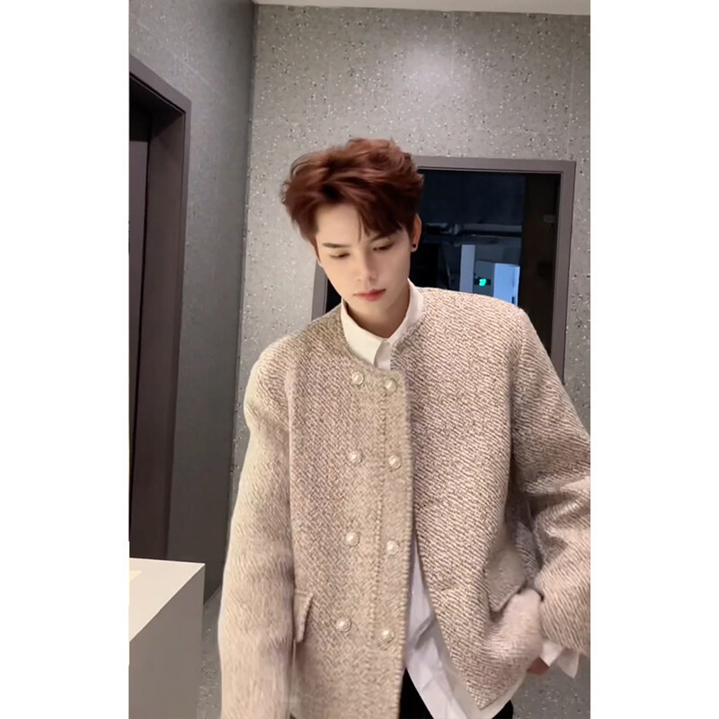 Meeste vabaajablazer, vaba lõige, ülikonnastiilis krae, ees kaks nupuvajutust, välistöö 100% polüester, vooder polüester.