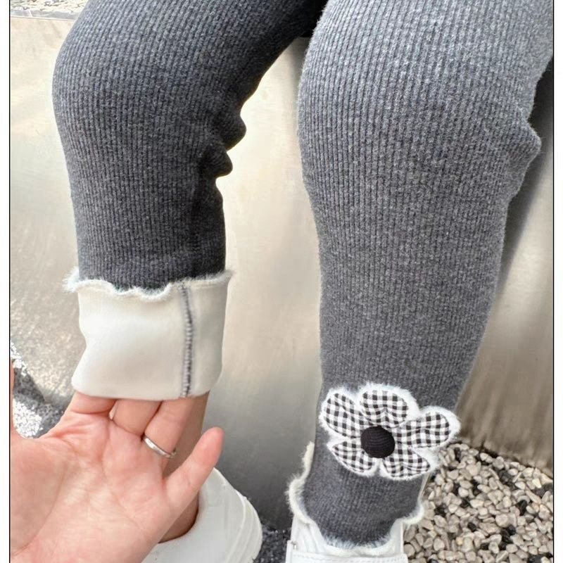 Lányoknak készült fleece-béléses nadrág virágmintával, 95% poliészter, középmagas derekú, 3–8 éveseknek