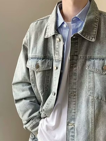 Muška traper jakna, debela, opuštenog kroja, preklopni ovratnik, jednostruko zatvaranje, višestruki džepovi s preklopom