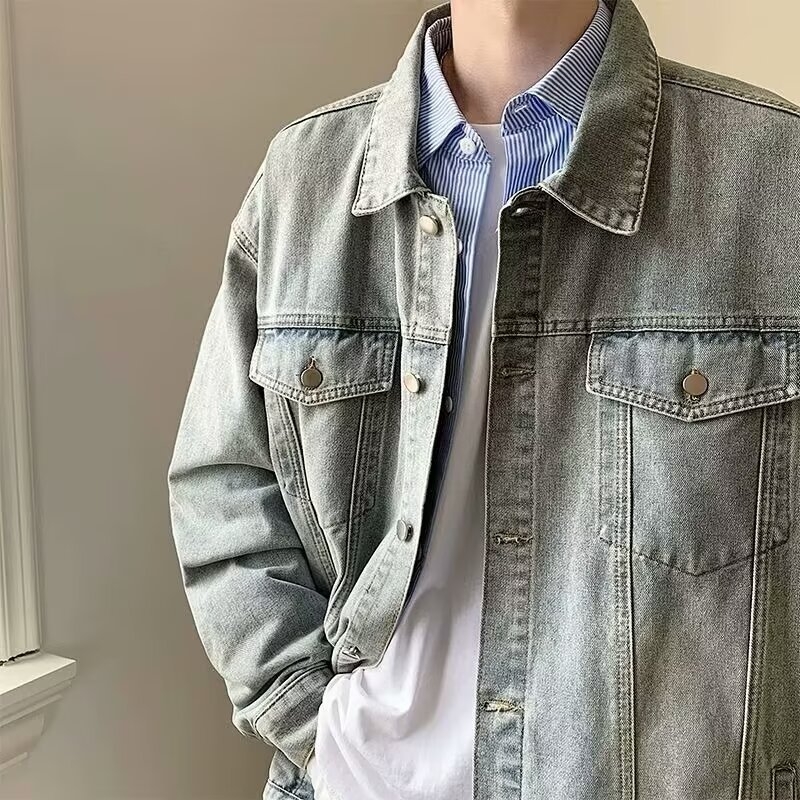 Muška traper jakna, debela, opuštenog kroja, preklopni ovratnik, jednostruko zatvaranje, višestruki džepovi s preklopom