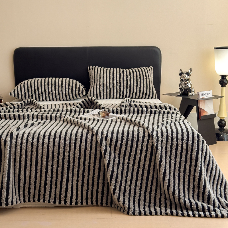 Diivanile mõeldud pleed triibulise mustriga, polüester, 240 g/m², kevad- ja sügisperiood, 3% kahanemine