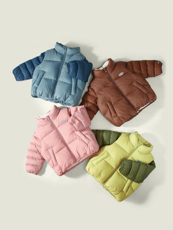 Három az egyben téli gyerekdzseki, 3–8 éveseknek, rövid szabás, laza fazon, cipzáras zárás, 90% fehér kacsapufi, külső nylon, bélés poliészter