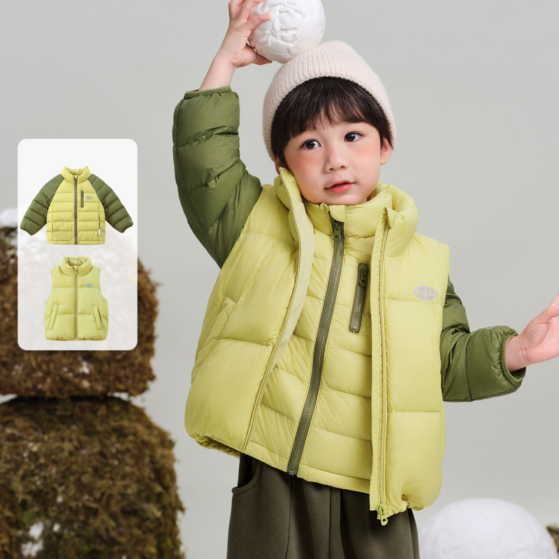 Három az egyben téli gyerekdzseki, 3–8 éveseknek, rövid szabás, laza fazon, cipzáras zárás, 90% fehér kacsapufi, külső nylon, bélés poliészter