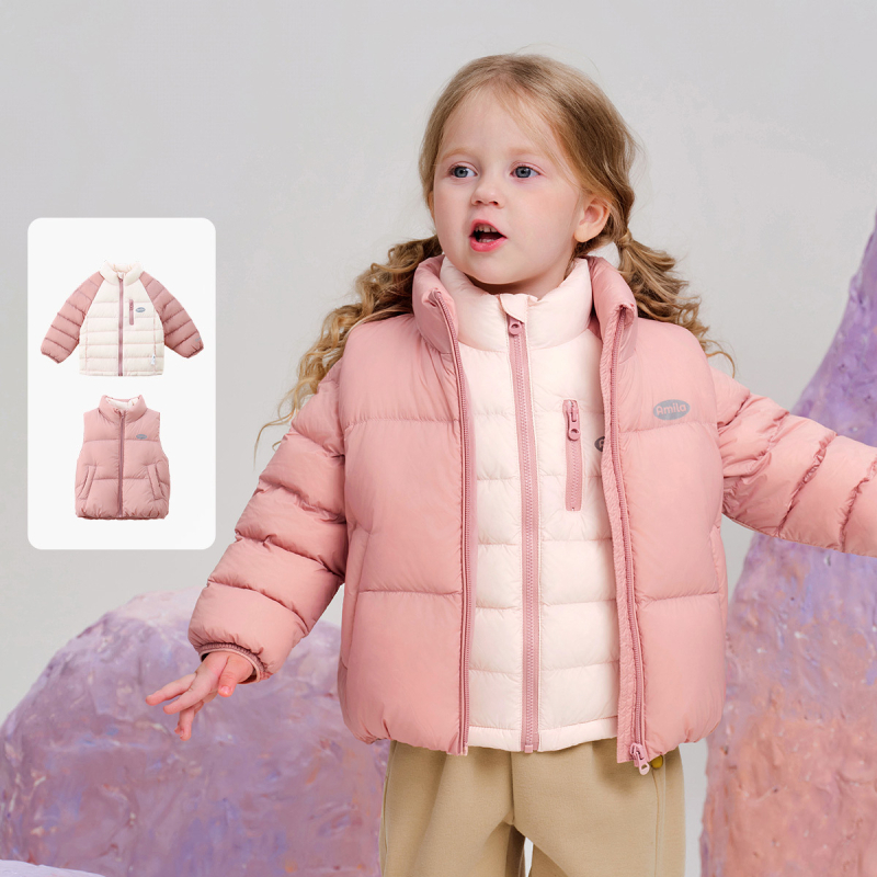 Három az egyben téli gyerekdzseki, 3–8 éveseknek, rövid szabás, laza fazon, cipzáras zárás, 90% fehér kacsapufi, külső nylon, bélés poliészter