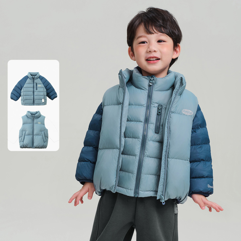 Három az egyben téli gyerekdzseki, 3–8 éveseknek, rövid szabás, laza fazon, cipzáras zárás, 90% fehér kacsapufi, külső nylon, bélés poliészter