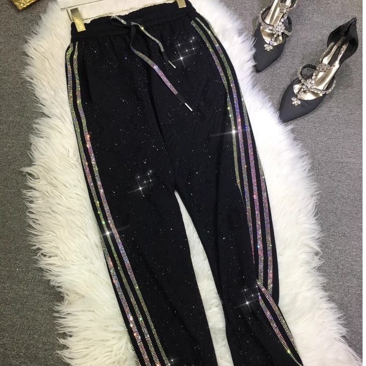 Pamukaste legice s elastičnim pojasom, ravni kroj, srednja debljina, dekor toplim drilom, gradski street-hipster stil