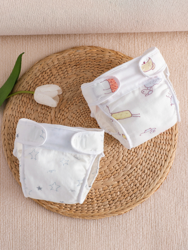 Vaikų treniravimo kelnaitės kategorija A – vandeniui atspari marle, skalbiasi, šoninio nuotėkio apsauga, amžiaus grupė 0–6 mėn, 6–12 mėn, 1–3 m; tinka 15 kg+