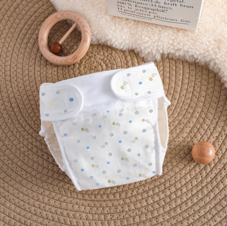 Vaikų treniravimo kelnaitės kategorija A – vandeniui atspari marle, skalbiasi, šoninio nuotėkio apsauga, amžiaus grupė 0–6 mėn, 6–12 mėn, 1–3 m; tinka 15 kg+