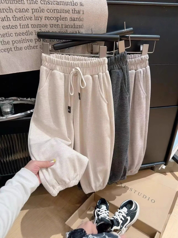 Dječje hlače, casual s manšetama, pletena tkanina, 95% pamuk; elastični pojas sa vezicom; za djecu 3–8 godina (100–140 cm)