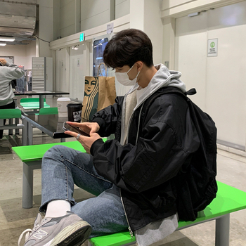 Pánska bomber bunda v kórejskom štýle s voľným strihom, zipsom, reverový golier, jednofarebná polyesterová látka, dlhé rukávy, bočné vrecká, jesenné každodenné nosenie