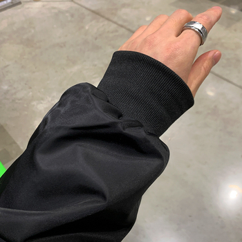 Pánska bomber bunda v kórejskom štýle s voľným strihom, zipsom, reverový golier, jednofarebná polyesterová látka, dlhé rukávy, bočné vrecká, jesenné každodenné nosenie