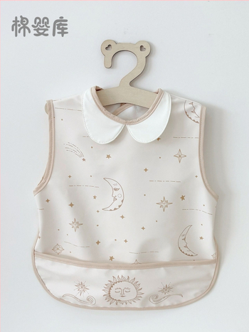 Unisex vandeniui atsparus be rankovių maitinimo ir piešimo smockas su atvirkščiu dizainu, poliesterio audinys, karikatūros raštas, saugos klasė A, Cotton Baby Library, modelis 0400, pavasaris 2025