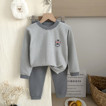 Gyerekek meleg alsónemű szett — uniszex két darabos, csíkos mintázat, meleg anyag, 8+ év (140 cm+)