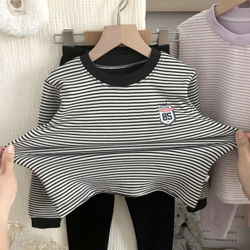 Gyerekek meleg alsónemű szett — uniszex két darabos, csíkos mintázat, meleg anyag, 8+ év (140 cm+)