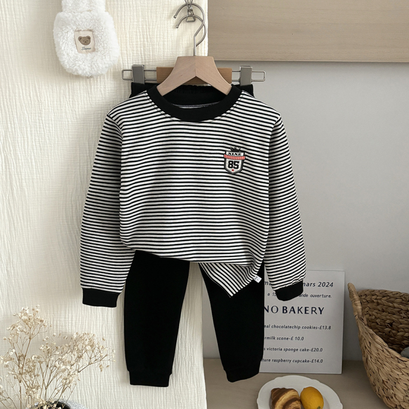 Gyerekek meleg alsónemű szett — uniszex két darabos, csíkos mintázat, meleg anyag, 8+ év (140 cm+)