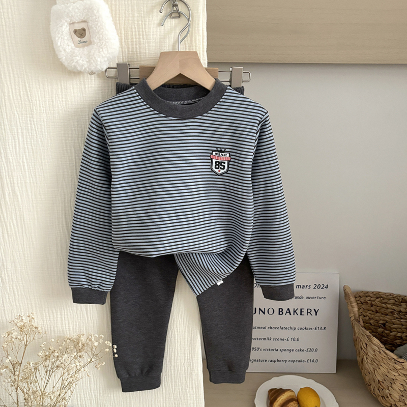 Gyerekek meleg alsónemű szett — uniszex két darabos, csíkos mintázat, meleg anyag, 8+ év (140 cm+)