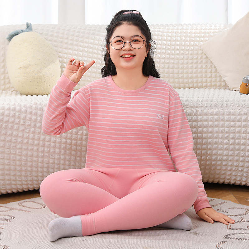 Gyerekek meleg otthoni ruházat szett, uniszex, 90% poliészter, puha kezelt anyag, csíkos és betűs minta, őszi-téli-tavaszi időszakokra