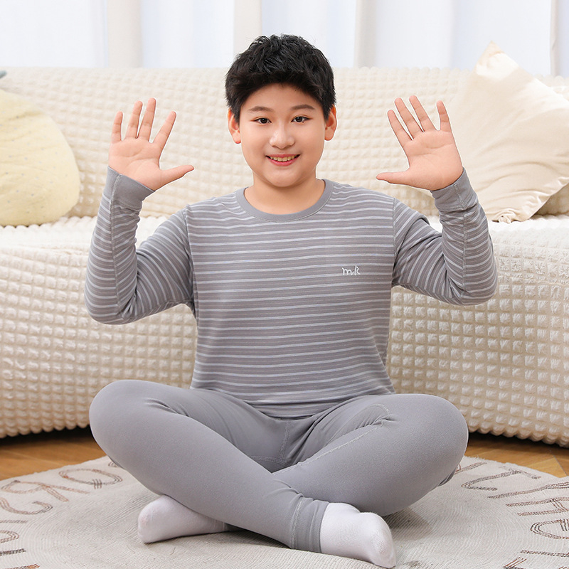 Gyerekek meleg otthoni ruházat szett, uniszex, 90% poliészter, puha kezelt anyag, csíkos és betűs minta, őszi-téli-tavaszi időszakokra