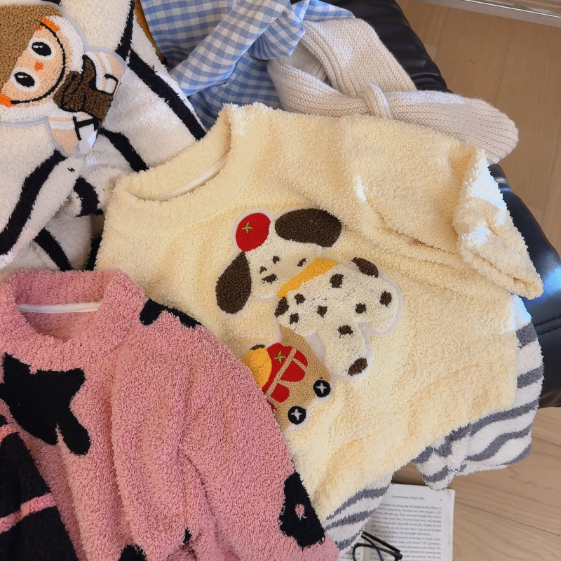 Gyerekeknek szóló féloldalas velúr pizsama készlet, uniszex, rajzfilm stílus, téli meleg