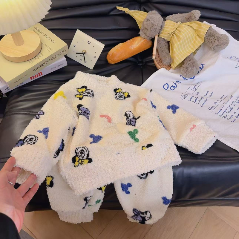 Gyerekeknek szóló féloldalas velúr pizsama készlet, uniszex, rajzfilm stílus, téli meleg