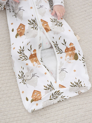 Kūdikio miego maišas – audinys ir pamušalas iš medvilnės ≥95%, užpildas medvilnė; keturi metų laikai; tinkama 1–3 metų vaikams, ilgis 80 cm; karikatūrų raštas