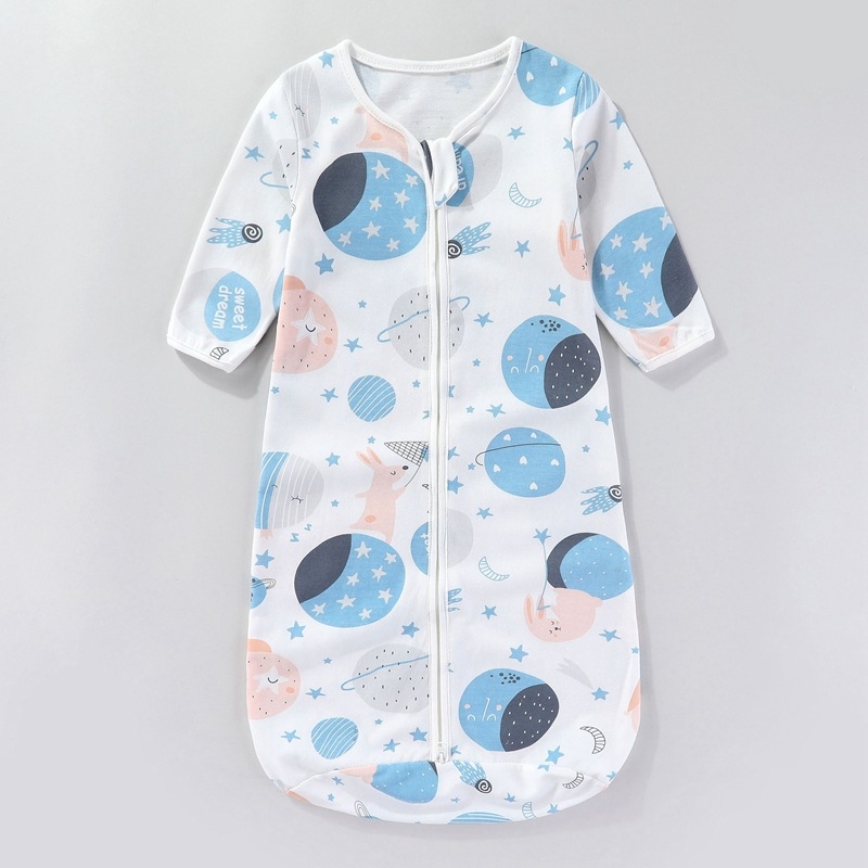 Kūdikio miego maišas – audinys ir pamušalas iš medvilnės ≥95%, užpildas medvilnė; keturi metų laikai; tinkama 1–3 metų vaikams, ilgis 80 cm; karikatūrų raštas