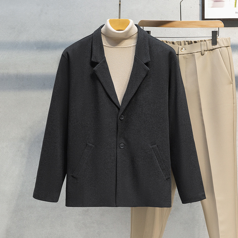 Meeste vabaajakostüümi jakk — vaba lõige, kahekohaline nupuvõti sulgumine, klassikaline kaelus, õmblustest taskud, polüesterkangas vooder