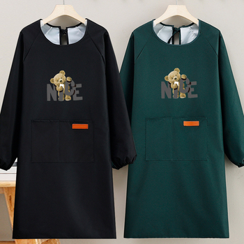 Suaugusiųjų prijuostė, atspari vandeniui, kompozitinė medžiaga, šiuolaikiškas minimalistinis stilius, karikatūrų raštas