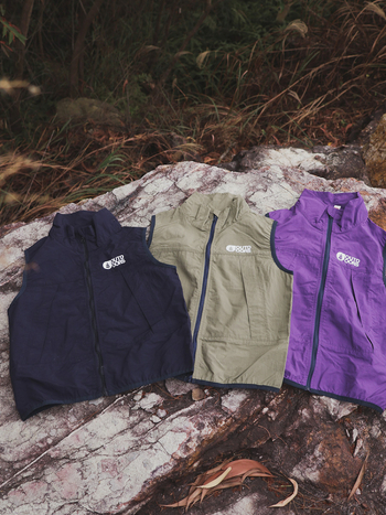 Vesta de toamnă pentru copii – vestă ușoară de tip workwear din nylon, cu fermoar, fără glugă, model cu litere, pentru copii peste 8 ani.