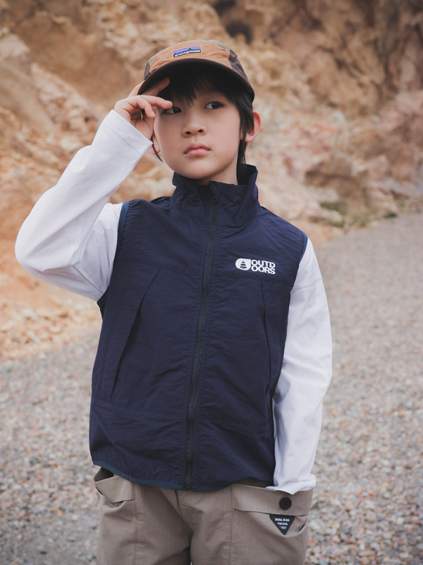 Vesta de toamnă pentru copii – vestă ușoară de tip workwear din nylon, cu fermoar, fără glugă, model cu litere, pentru copii peste 8 ani.