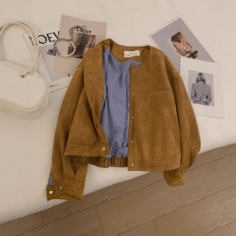 Женско късо яке от дива кожа велур, корейски стил, casual, полиестрова тъкан (70–80%), платка с катарами, колажна изработка
