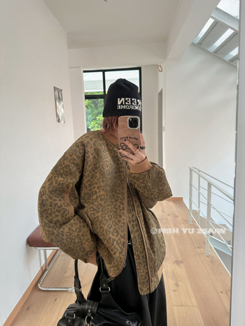 Fishyu леопардов принт деним подплатено бейзболно яке със свободен силует, цип