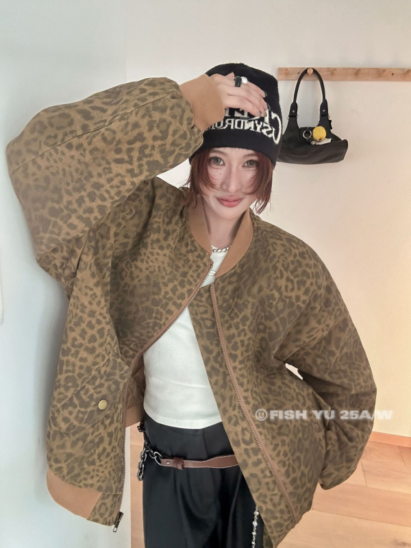 Fishyu леопардов принт деним подплатено бейзболно яке със свободен силует, цип