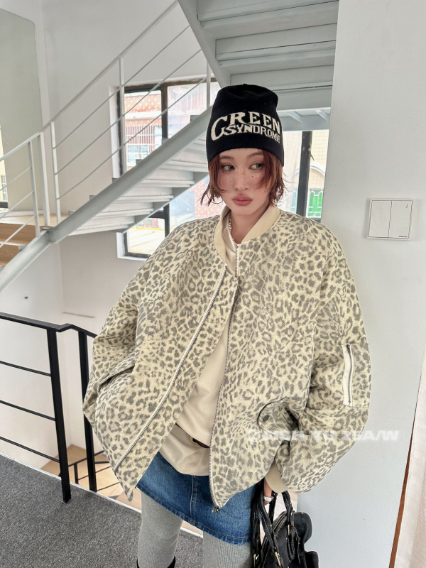 Fishyu леопардов принт деним подплатено бейзболно яке със свободен силует, цип