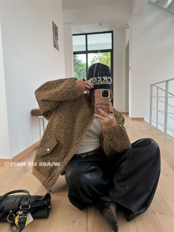 Fishyu леопардов принт деним подплатено бейзболно яке със свободен силует, цип