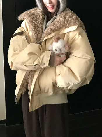 Páperová bunda s golierom z umelého kožušiny, výplň z bieleho kačacieho páperia, obsah páperia 86–90%, polyesterová tkanina, odnímateľný golier