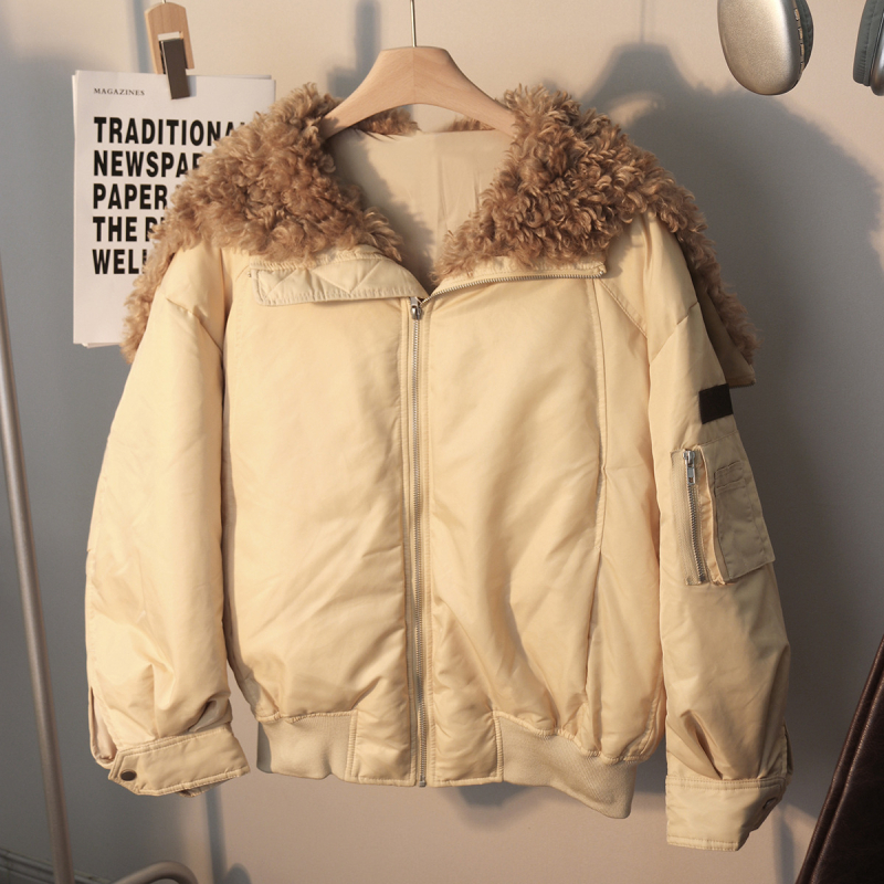 Páperová bunda s golierom z umelého kožušiny, výplň z bieleho kačacieho páperia, obsah páperia 86–90%, polyesterová tkanina, odnímateľný golier